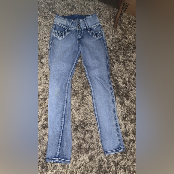 Size 7 Blue Skinny Jeans with Light Wash - Picture 1 of 6